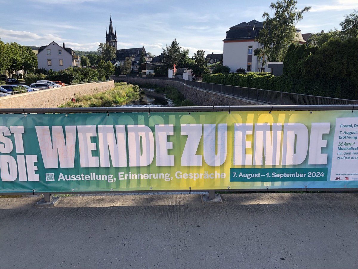 Banner der Ausstellung 'Ist die Wende zu Ende?' an einer Brücke in Freital